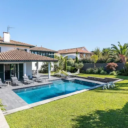 Апартаменты Gorgeous Garden And Heated Pool Англе