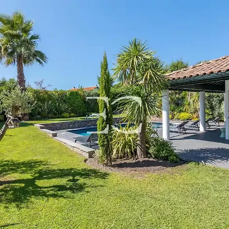 Апартаменты Gorgeous Garden And Heated Pool